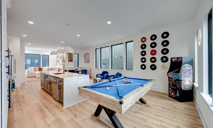 Hurwood Heights House | Fall rooftop hot tub, game zone, sauna — near Broadway and Geodis Park