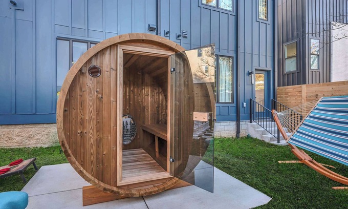 Hurwood Heights House | Fall rooftop hot tub, game room, sauna near Broadway and Geodis Park