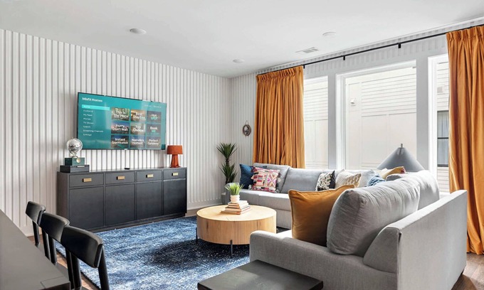 Talbot's Corner House | Fall rooftop hot tub, skyline views, chef’s kitchen near Broadway