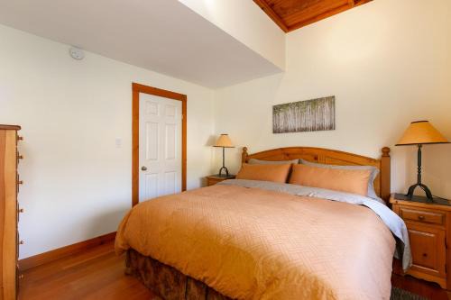Pemberton Apartment | Fall Special at Pemberton Valley 1 bedroom suite with king size bed WIFI cable TV free parking gorgeous views walk to Village