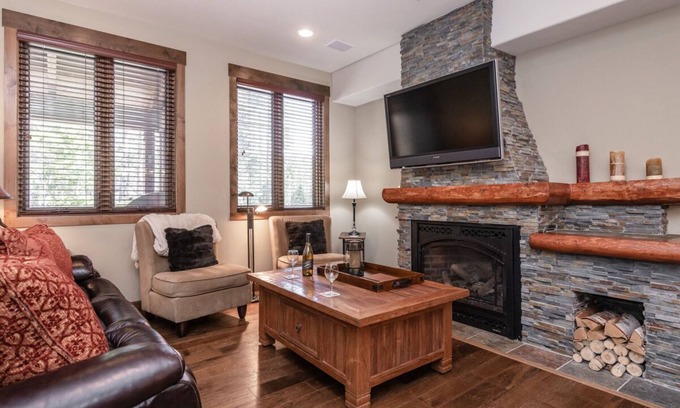 Woodwinds House | Fall Stays Available! Modern Townhome on Sierra Star Golf Course with Private Hot Tub and Grill!