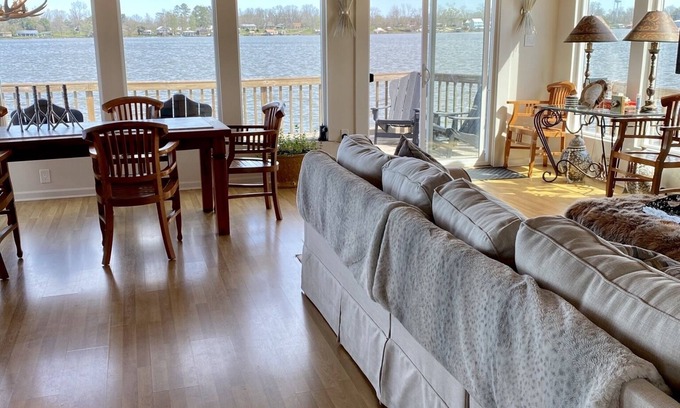 Oscar House | False River waterfront property 30 minutes from Baton Rouge