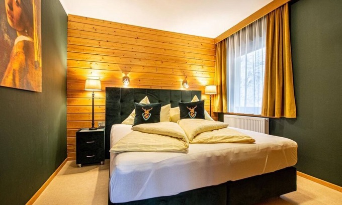 Bad Kleinkirchheim Cottage | Familienzimmer, Dusche, WC, Wohn-/schlafraum - Gasthof Raunig