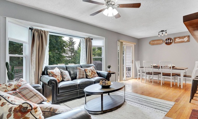 Town of Owasco House | Family and Dog friendly getaway, 5 minutes to Owasco Lake.