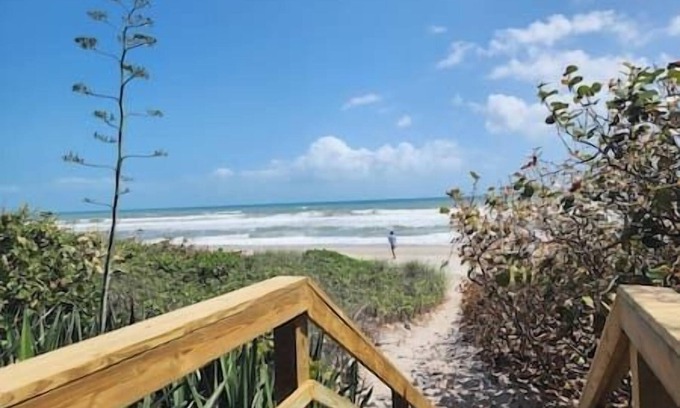 Ocean Park Apartment | Family and Pet Friendly only 200 steps to fishing and surfing