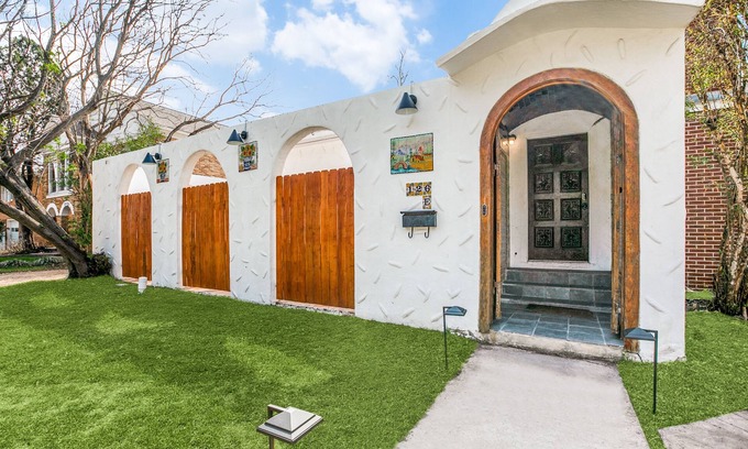 Uptown House | Family and Pet Friendly Getaway II