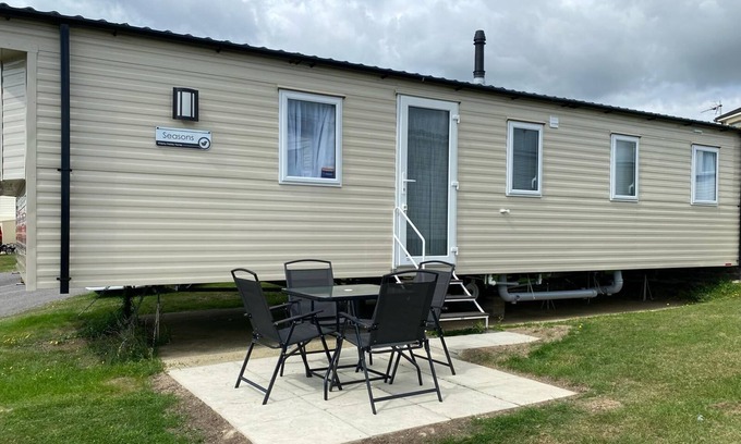 Weymouth House | Family and pet friendly caravan with panoramic sea views of Chesil Beach.