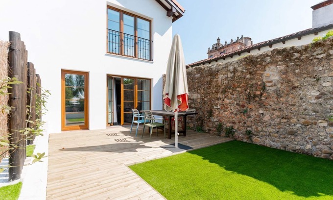 Villaverde de Pontones Apartment | Family apartment (handicapped accessible) with private garden