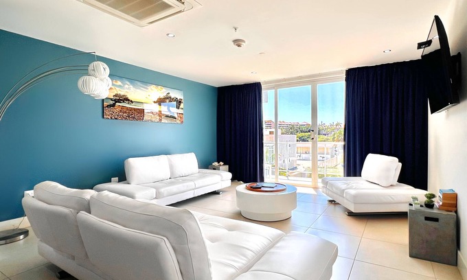 Palm Beach Apartment | Family apartment on Palm Beach. No car needed!