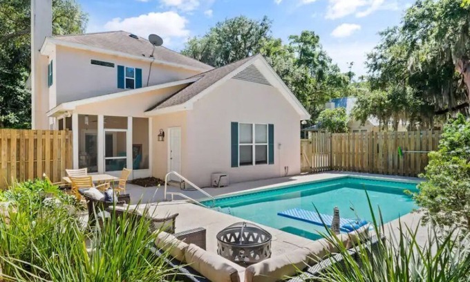 Saint Simons Island House | Family Beach Home! Private Pool and Great Location! Welcome to Rivera Retreat ☀️