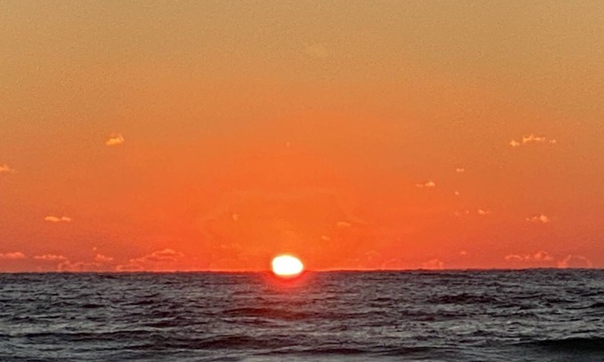 Biltmore Beach Cottage | Family/Budget/Pet Friendly Walk to Beach-2BR 1 BA- Sleeps 8