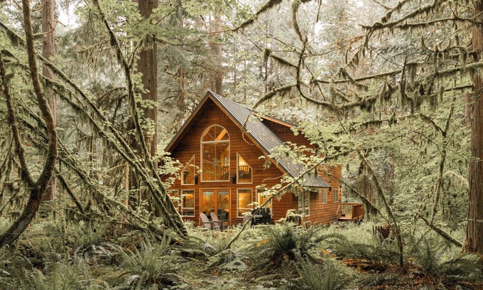 Glacier Cabin | Family Cabin on Quiet Cul-de-Sac with Hot Tub and Cedar Sauna near Mt Baker