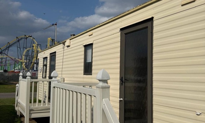 Skegness House | Family Caravan short walk to Fantasy Island, Beach and Butlins