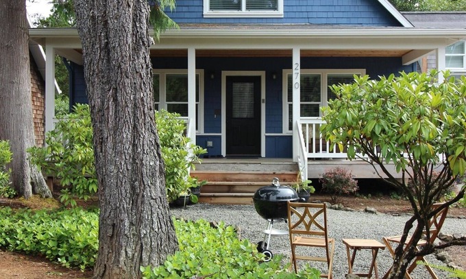 Lincoln Beach Cottage | Family Cottage | 2 Masters | Kings | HotTub | Pets