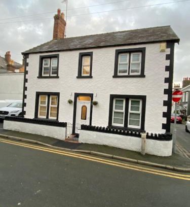 Llandudno House | Family Cottage in Llandudno with Parking