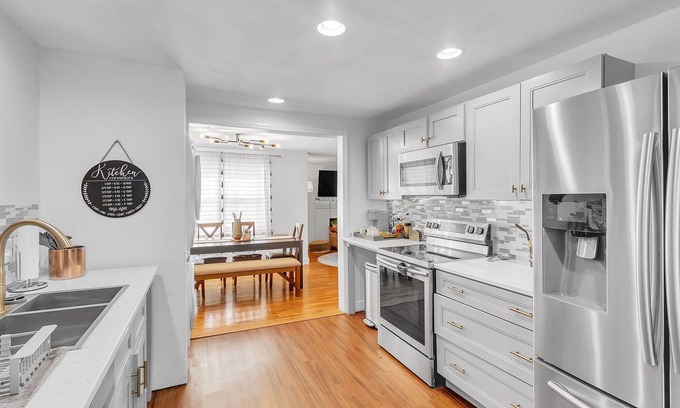 Spartanburg House | Family cottage near City and Fun. Vast fenced yard for pet and children