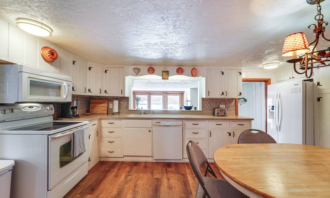 Chaumont Cottage | Family Cottage on Chaumont Bay, Walk to Downtown