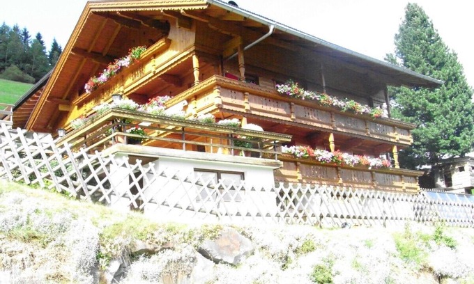 Hippach Apartment | family dwelling in the hills, skibus stops on the slope