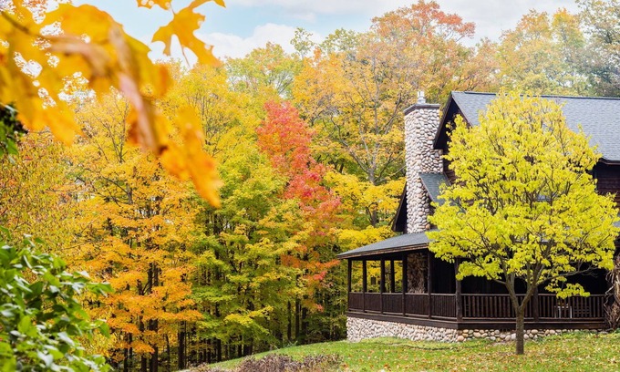 Bellaire Cabin | Family Fall Fun! Sleeps 14, Peaceful Cabin, Heated Floors, Fireplace, Gameroomnn