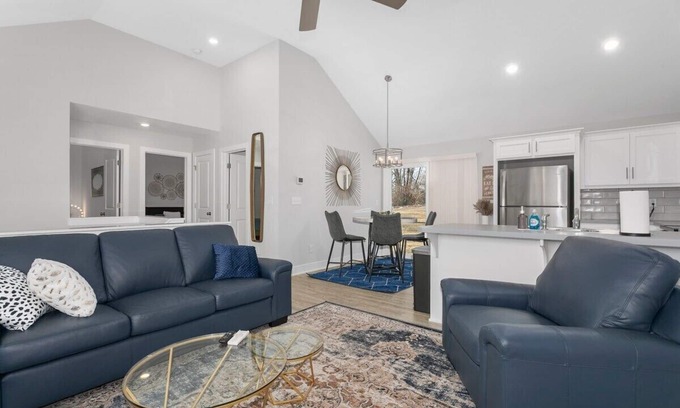 Claycomo House | Family Favorite Sleeps 8 4BR Wifi|Parking