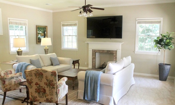 St. Francisville House | Family friendly house on quiet corner in downtown St. Francisville