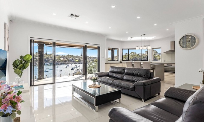 Caringbah South House | Family-Friendly House with Pool and BBQ Area