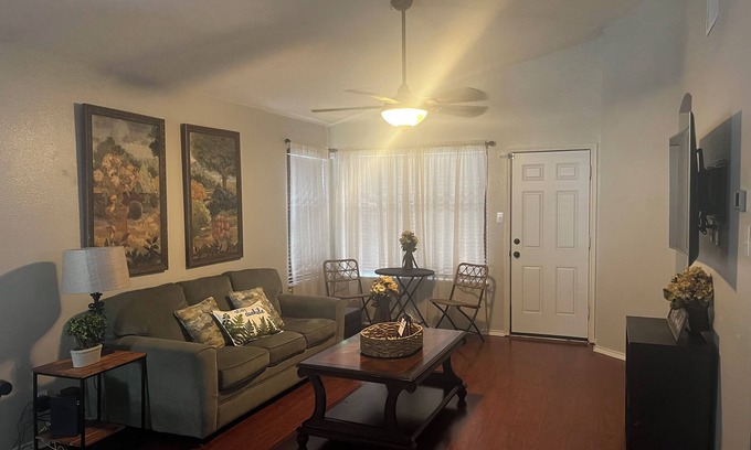 San Antonio House | Family-Friendly 2Bedroom/2Bathroom Getaway Close to Theme Parks, UTSA, & Dining.