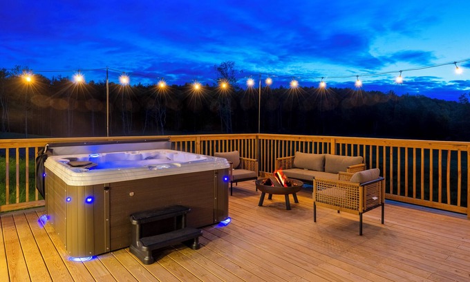 East Durham House | Family Friendly 3BR - Playground - Tennis Court