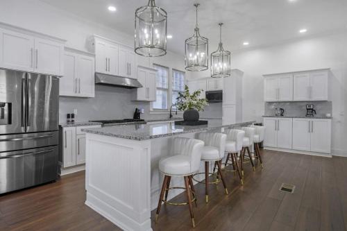 Montgomery House | Family-Friendly 5BR | Sleeps 15 | 3 mins Downtown!