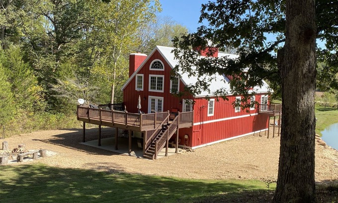 Bland Cabin | 🌞Family Friendly 6 Bedroom Lodge.Restored Barn140 acres 3 Lakes.Miles of Trails!