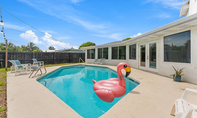 Cleggmoor House | Family-Friendly Beach House – Private Pool, Balcony, BBQ Grills & Prime Location!