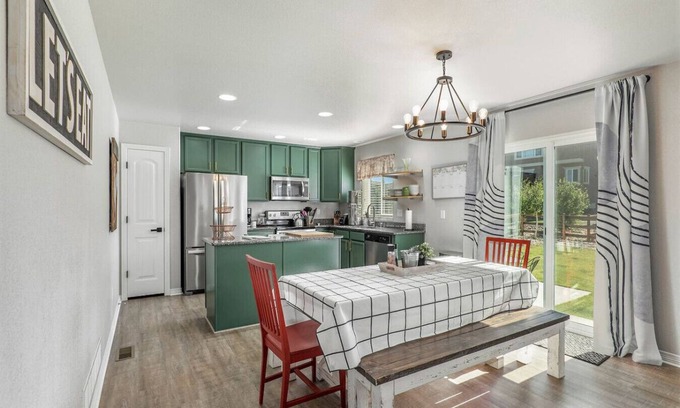 Monument House | Family Friendly Charming +Clean 5 Bedroom House,