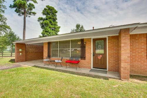 Bowie County House | Family-Friendly De Kalb Getaway with Fire Pit!