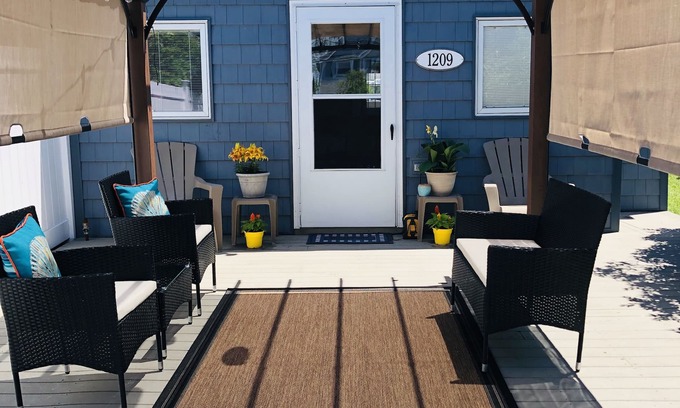 North End House | Family Friendly Fully Fenced XL Yard w/Pergola& BarPicnicArea & Outside Shower!