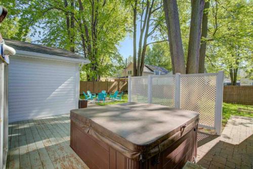 Crystal Beach House | Family friendly Getaway Steps to the beach