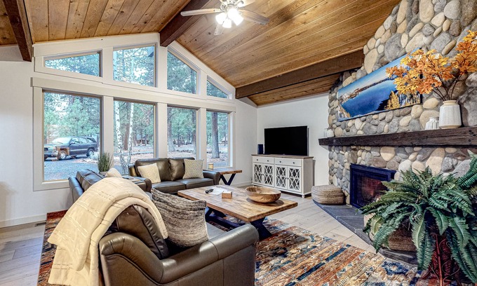 Sisters House | Family-Friendly Home with Fireplaces, Firepit, Gas Grill, Free WiFi, Central AC