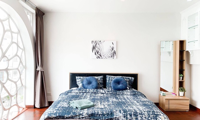 Khlong Tan Nuea House | Family Friendly! Hot spot in Bangkok, cozy, modern & Big house!