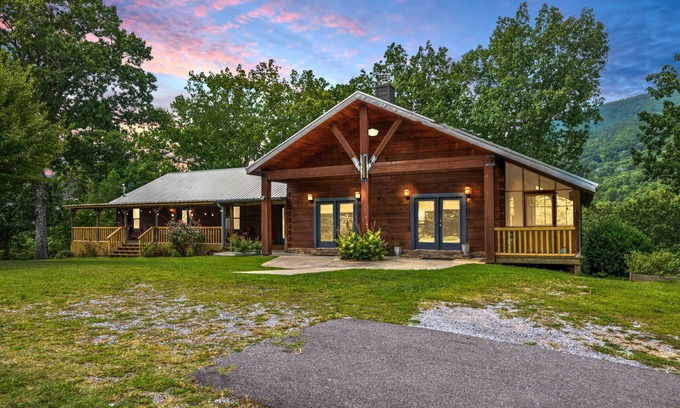 Flintstone Cabin | Family-Friendly Lodge: Rustic Charm, Near Chattanooga!