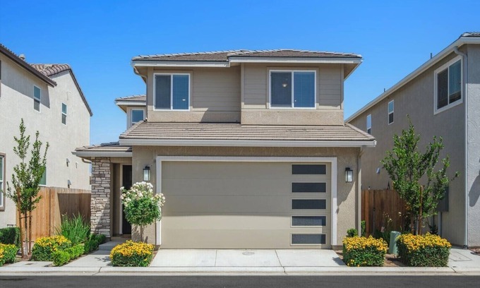 Clovis House | Family Friendly, Modern 3 Bedroom, Ideal for Long Term Stay in a Gated Community