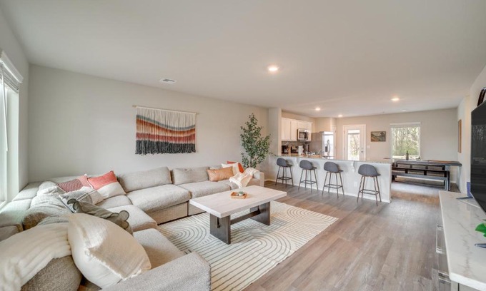 Broken Arrow House | Family-Friendly, Pets Welcome Broken Arrow Gem!