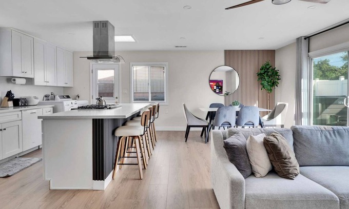 Southwest Anaheim House | Family Friendly Retreat, 10 minutes to Disney & Convention Center