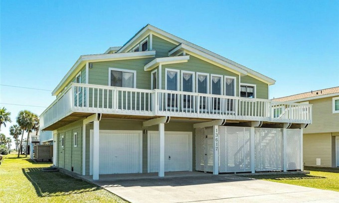Pirates Beach House | Family Friendly Seaside Home 2 Blocks from Beach Covered Patio
