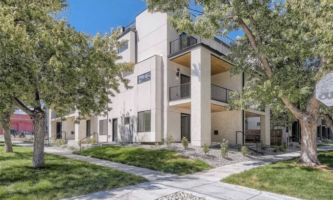 West Colfax House | Family-friendly Townhouse on Jefferson Park. 5-minute walk from Empower Field!