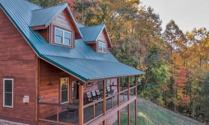 Gatlinburg - Pigeon Forge Cabin | Family Friendly - Views ! Theatre|Hot Tub|Game Room
