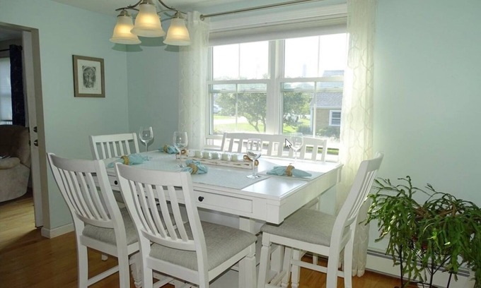 Sandwich House | Family friendly w/Ocean Views, minutes walk to beaches, restaurants & marina
