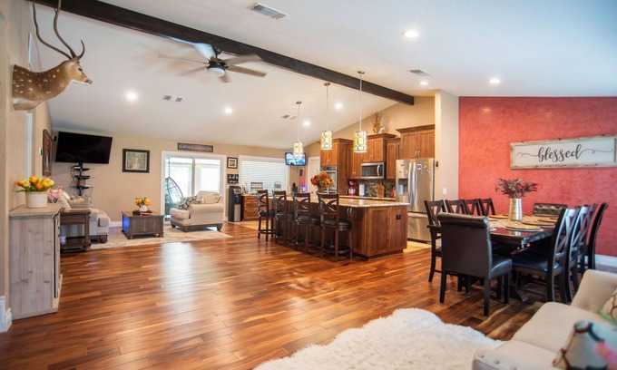 Wetmore House | Family friendly with lots of room for fun! 7 minutes to Six Flags/La Cantera.