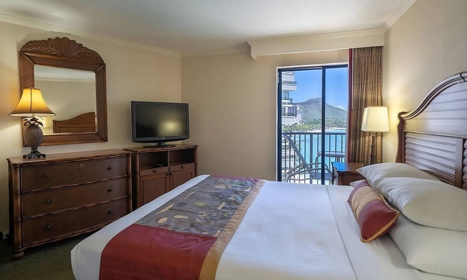 Waikiki Hotel | Family & Friends Getaway! 2 Great Units, Pool, Steps to Beach, Honolulu Zoo
