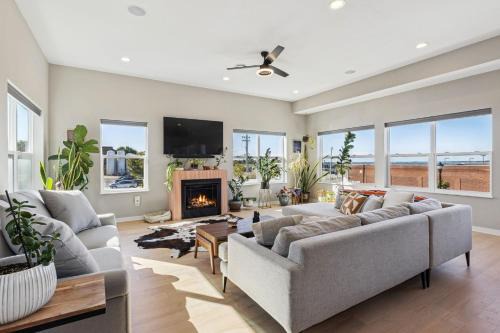 Sandusky House | Family Fun Near Cedar Point - Rooftop Lake Views