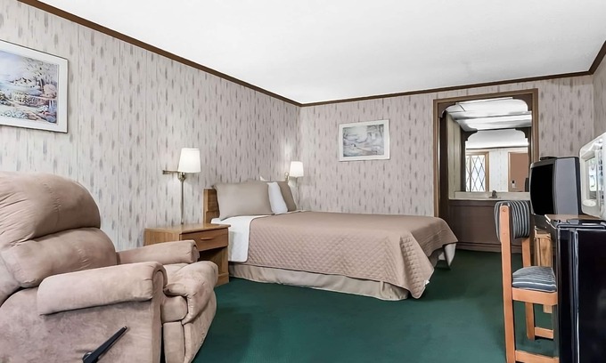 Summitt Hotel | Family Fun! Pool, Picnic Area, Near Shops & Dining