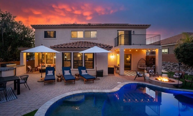 Oro Valley House | Family Fun! Sleeps 12 | Pool | Fire Pit | PuttPutt